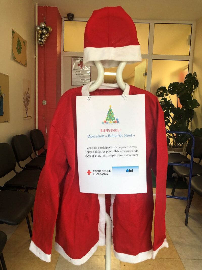 2025 12 06 (Dans l'entrée de l'U.L.) Boites de Noël
